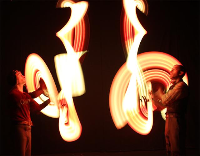 Jongleurs lumineux numéro de cirque jongleur de lumière LED Duo